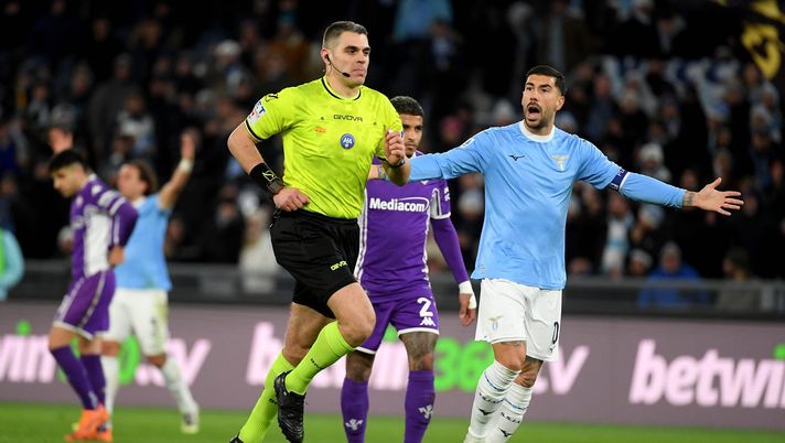 ROME, ITALY - JANUARY 07: The referee Simone Sozza during the Serie A match between SS Lazio and ACF Fiorentina at Stadio Olimpico on January 07, 2026 in Rome, Italy. (Photo by Marco Rosi - SS Lazio/Getty Images) La moViola: Sozza imbarazzante, su Gila dorme. Quanti dubbi su Gudmundsson - immagine 1