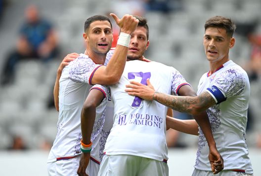 NEWCASTLE UPON TYNE, ENGLAND - AUGUST 06: Fiorentina goalscorer Christian Kouame (back) is congratulated by team mates Rolando Mandragora (l) Luka Jovic (c) and Lucas Martinez Quarta (r) after scoring the second goal during the pre-season friendly match between ACF Fiorentina and OGC Nice at St James' Park on August 06, 2023 in Newcastle upon Tyne, England. (Photo by Stu Forster/Getty Images) “Jovic? Non è un ripiego per il Milan. Ha grandi potenzialità”- immagine 2