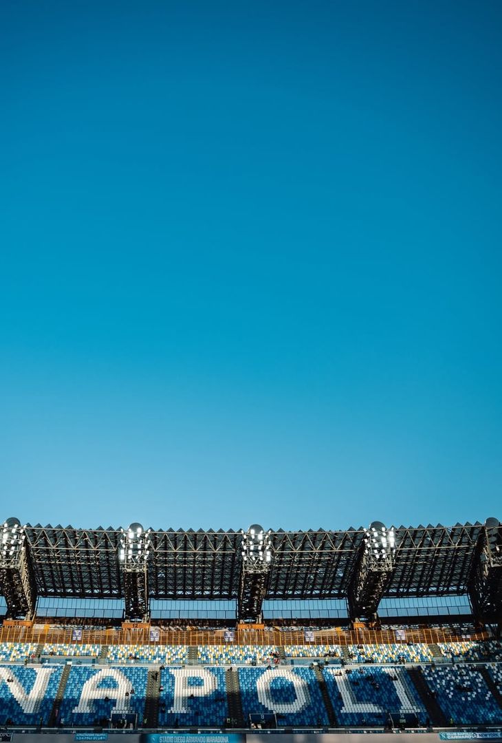 Circa un'ora separa Napoli-Sassuolo dal suo fischio d'inizio. In programma alle 18:00, la gara è valevole per la 21ª giornata di Serie A. Tale battaglia avrà luogo sotto i riflettori dello Stadio Diego Armando Maradona, di cui l'admin dei social azzurri ha pubblicato una serie di scatti sul proprio account Instagram.