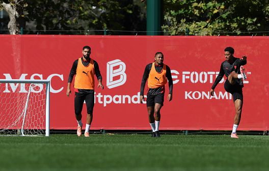 CARNAGO, ITALY - SEPTEMBER 29: Anche Ruben Loftus-Cheek e Koni De Winter sul campo (Photo by Claudio Villa/AC Milan via Getty Images) Milanello