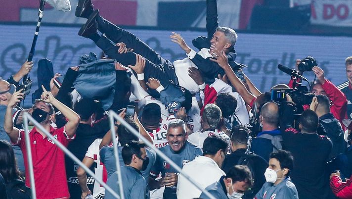 SAO PAULO, BRAZIL - MAY 23: Herna Crespo, head coach of Sao Paulo celebrates with his team players after winning the second leg final match between Sao Paulo and Palmeiras as part of Campeonato Paulista 2021 at Morumbi Stadium on May 23, 2021 in Sao Paulo, Brazil. (Photo by Alexandre Schneider/Getty Images) Hernán Crespo al San Paolo, il ritorno è ufficiale: il comunicato del club - immagine 1