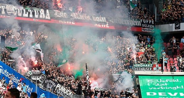 Scandalo a Colonia: striscione piccante contro il sindaco Henriette Reker- immagine 2