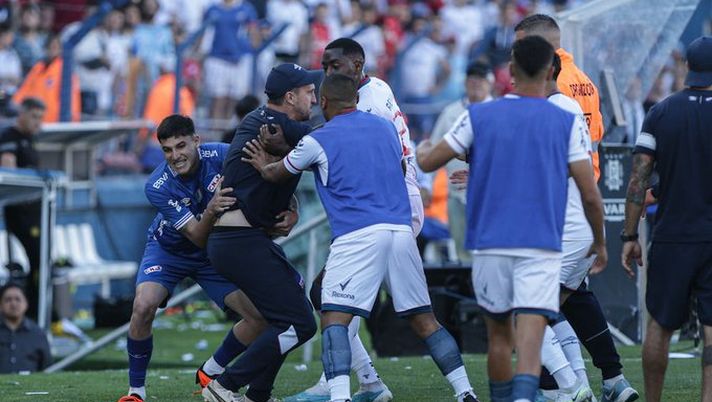 Ex Cagliari, Abeijón dopo l’espulsione nel derby di Montevideo: “Chiedo scusa ai miei figli” Ex Cagliari, Abeijón dopo l’espulsione nel derby di Montevideo: “Chiedo scusa ai miei figli” - immagine 1