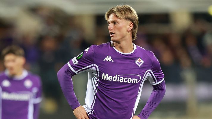 FLORENCE, ITALY - OCTOBER 2: Albert Gudmundsson of ACF Fiorentina looks on during the UEFA Conference League 2025/26 League Phase MD1 match between ACF Fiorentina and SK Sigma Olomouc at Stadio Artemio Franchi on October 2, 2025 in Florence, Italy. (Photo by Gabriele Maltinti/Getty Images) In Nazionale è tutto un altro Gudmundsson: assist contro la Francia - immagine 1