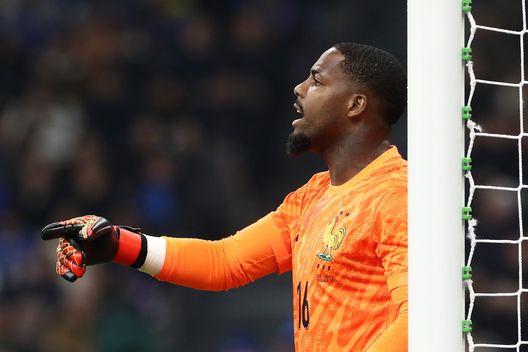 Maignan tra i pali della Francia. (Foto di Marco Luzzani/Getty Images) Spagna-Francia, la top XI combinata per una formazione da sogno- immagine 2