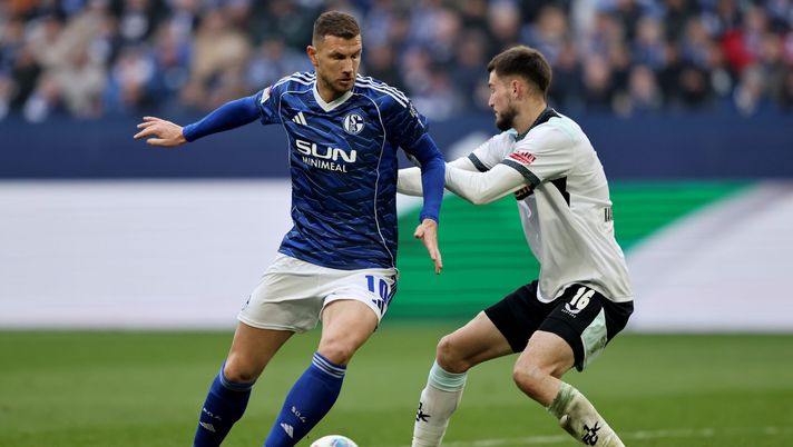 GELSENKIRCHEN, GERMANY - JANUARY 25: Atanas Chernev of 1. FC Kaiserslautern (R) challenges Edin Dzeko of FC Schalke 04 (L) during the 2. Bundesliga match between FC Schalke 04 and 1. FC Kaiserslautern at Veltins-Arena on January 25, 2026 in Gelsenkirchen, Germany. (Photo by Christof Koepsel/Getty Images) ex Serie A