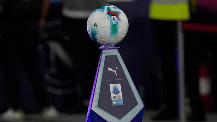 Close Up of the official match ball during the Serie A match between SSC Napoli and Cagliari Calcio at Stadio Diego Armando Maradona Naples Italy on 30 August 2025. (Photo by Franco Romano/NurPhoto via Getty Images) Serie A, anticipi e posticipi dalla 4a alla 12a giornata: il calendario - immagine 1