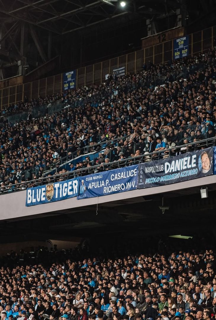 GALLERY Tutto lo stadio per sostenere il Napoli verso il sogno scudetto - immagine 5
