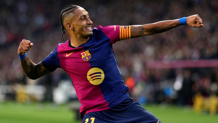 BARCELONA, SPAIN - NOVEMBER 03: Raphinha of FC Barcelona celebrates scoring his team's second goal during the La Liga EA Sports match between FC Barcelona and RCD Espanyol at Estadi Olimpic Lluis Companys on November 03, 2024 in Barcelona, Spain. (Photo by Alex Caparros/Getty Images) Barcellona-Espanyol, le pagelle: Olmo scatenato, Raphinha fa 7 in Liga - immagine 1