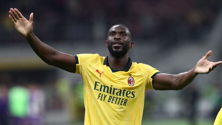 Milan trasformista, ma al contrario: Tomori prima non c’è poi c’è: convocato per la Roma - immagine 1