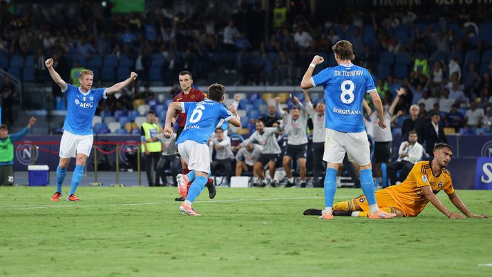 NAPLES, ITALY - SEPTEMBER 22: Billy Gilmour of SSC Napoli celebrates with his teammates after scoring his side first goal during the Serie A match between SSC Napoli and Pisa SC at Stadio Diego Armando Maradona on September 22, 2025 in Naples, Italy. (Photo by Francesco Pecoraro/Getty Images) Che serata per il Napoli: Pisa battuto 3-2, primo posto in classifica e la prima firma di Lucca - immagine 1