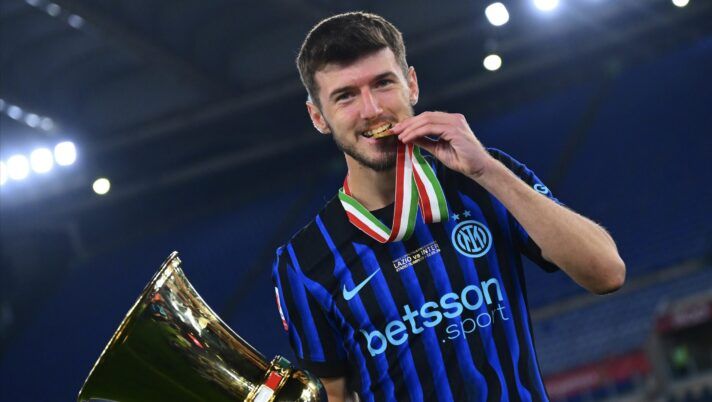 ROME, ITALY - MAY 13: petar Sucic of FC Internazionale celebrates with the Coppa Italia trophy after the team's victory i the Coppa Italia Final match between SS Lazio and FC Internazionale at Stadio Olimpico on May 13, 2026 in Rome, Italy. (Photo by Mattia Pistoia - Inter/Inter via Getty Images) Sucic: “Resto? Rispondo così, voglio fare tanto all’Inter! Chivu, il ruolo e il paragone con Brozovic…” - immagine 1