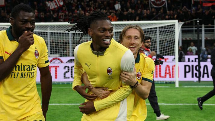 MILAN, ITALY - OCTOBER 19: Rafael Leao of AC Milan celebrates the win with Luka Modric at the end of the Serie A match between AC Milan and ACF Fiorentina at Giuseppe Meazza Stadium on October 19, 2025 in Milan, Italy. (Photo by Claudio Villa/AC Milan via Getty Images) Corriere – Ecco cosa svelano da Milanello su rapporto tra Leao e Modric: Rafa sa… - immagine 1
