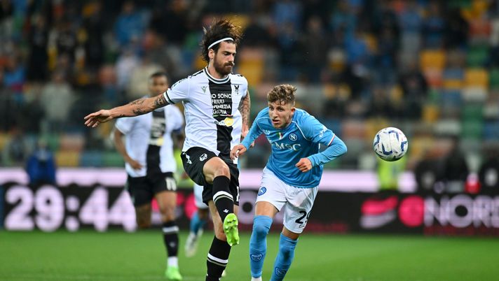 UDINE, ITALY - MAY 06: Joao Ferreira of Udinese Calcio makes a pass whilst under pressure from Jesper Lindstrom of SSC Napoli during the Serie A TIM match between Udinese Calcio and SSC Napoli at Dacia Arena on May 06, 2024 in Udine, Italy. (Photo by Alessandro Sabattini/Getty Images) Lindstrom-Neres, intreccio di mercato: il Napoli emula la formula dell’Everton - immagine 1