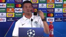 VIDEO / Una cuffia stordisce Chivu in conferenza: “Vaffa ma che roba è…”. La sua reazione è virale