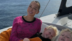 Lady De Bruyne, weekend in barca con i figli mentre KDB è in nazionale – FOTO