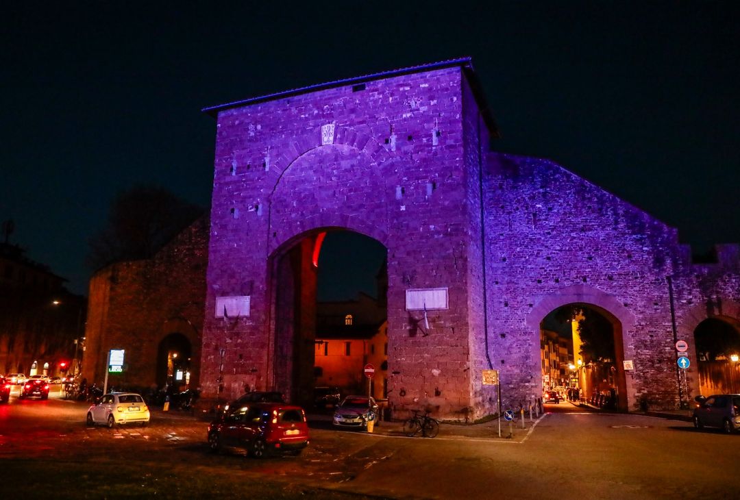 FOTO VN – Firenze ricorda Commisso: tutte le porte della città diventano viola - immagine 6