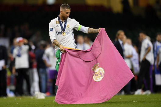 CARDIFF, GALLES - 3 GIUGNO: Sergio Ramos festeggia con una bandiera del Real Madrid. (Foto di Shaun Botterill/Getty Images) Sergio Ramos