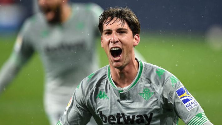 PAMPLONA, SPAIN - DECEMBER 06: Juan Miranda of Real Betis celebrates after scoring their sides second goal during the La Liga Santander match between C.A. Osasuna and Real Betis at Estadio El Sadar on December 06, 2020 in Pamplona, Spain. Sporting stadiums around Spain remain under strict restrictions due to the Coronavirus Pandemic as Government social distancing laws prohibit fans inside venues resulting in games being played behind closed doors. (Photo by Juan Manuel Serrano Arce/Getty Images) UFFICIALE – Bologna, altro acquisto per Italiano: c’è l’arrivo di Juan Miranda - immagine 1