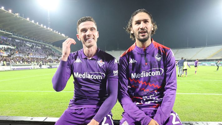 FLORENCE, ITALY - OCTOBER 27: Robin Gosens and Jacine Adli of ACF Fiorentina celebrates the victory after the Serie A match between Fiorentina and AS Roma at Stadio Artemio Franchi on October 27, 2024 in Florence, Italy. (Photo by Gabriele Maltinti/Getty Images) TS: “Gosens, cercato per 3 mesi dal Torino. Alla Fiorentina è bastato un blitz” - immagine 1