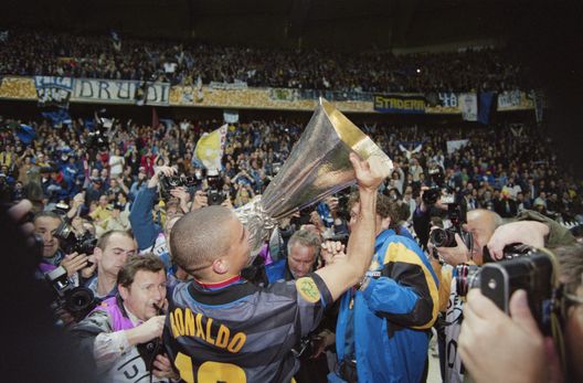 Ronaldo mentre alza la Coppa Uefa conquistata in finale a Parigi contro la Lazio. (Foto di Gerd Scheewel/Bongarts/Getty Images) Inter, da Parigi a Madrid: le notti d’Europa che hanno fatto la storia- immagine 3