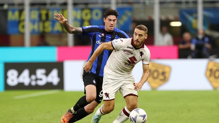 MILAN, ITALY - SEPTEMBER 10: Nikola Vlasic of Torino FC is challenged by Alessandro Bastoni of FC Internazionale during the Serie A match between FC Internazionale and Torino FC at Stadio Giuseppe Meazza on September 10, 2022 in Milan, Italy. (Photo by Marco Luzzani/Getty Images) Le pagelle di Inter-Torino 1-0: un Toro poco cinico. Ilkhan, errore fatale- immagine 2