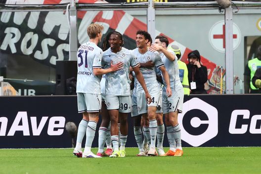 L'esultanza dell'Udinese dopo il primo gol in casa del Milan. (Foto di Marco Luzzani/Getty Images) I top e i flop della 32a giornata di Serie A: l’Inter se ne va, sorpasso Juve- immagine 4