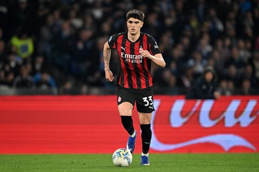 Davide Bartesaghi dell'AC Milan durante la partita di Serie A tra SSC Napoli e AC Milan allo Stadio Diego Armando Maradona il 6 aprile 2026 a Napoli, Italia. (Foto di Francesco Pecoraro/Getty Images) Bartesaghi titolarità ritrovata contro il Napoli, ma ora cosa manca?- immagine 2