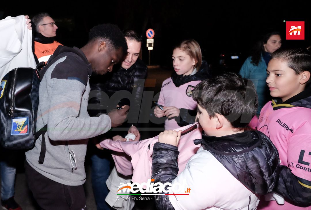 FOTO PALERMO: il Palermo FC si raduna al parcheggio dell’Ippodromo (GALLERY) - immagine 27