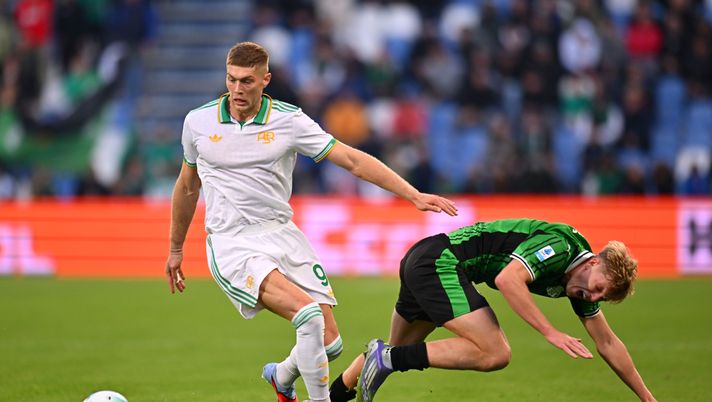 SASSUOLO, ITALY - OCTOBER 26: Artem Dovbyk of AS Roma challenges Josh Doig of Sassuolo during the Serie A match between US Sassuolo Calcio and AS Roma at Mapei Stadium Citta del Tricolore on October 26, 2025 in Sassuolo, Italy. (Photo by Alessandro Sabattini/Getty Images) Roma, ESCLUSIVA Bernad: “Dovbyk? Non è il vero, vi dico cosa gli manca per tornare bomber” - immagine 1