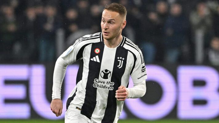 TURIN, ITALY - MARCH 09: Teun Koopmeiners of Juventus runs with the ball during the Serie A match between Juventus and Atalanta at Allianz Stadium on March 09, 2025 in Turin, Italy. (Photo by Filippo Alfero - Juventus FC/Juventus FC via Getty Images) Da Koopmeiners e Vlahovic a Nico Gonzalez e Yildiz: chi gioca e chi rischia nella Juve - immagine 1