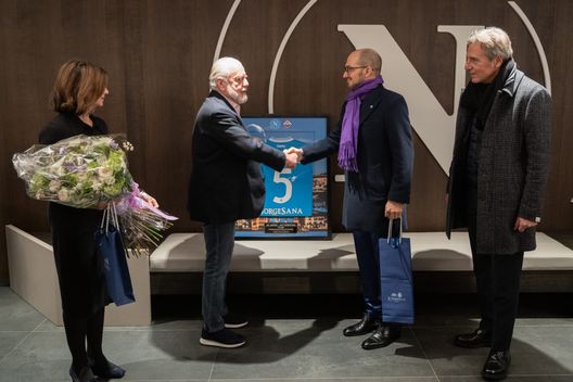 De Laurentiis, bel gesto al Maradona per omaggiare la famiglia Commisso – LA FOTO- immagine 2