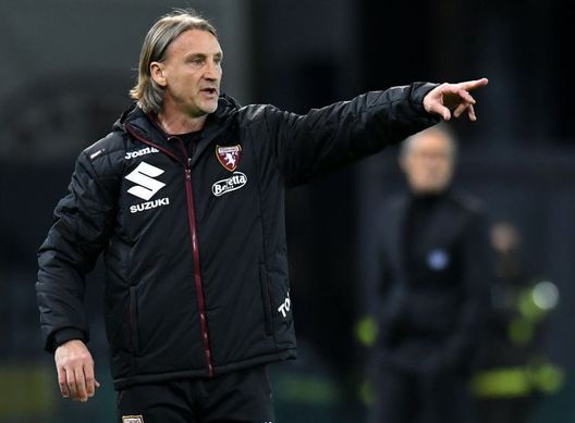 UDINE, ITALY - APRIL 10: Davide Nicola, Head Coach of Torino F.C. gives their team instructions during the Serie A match between Udinese Calcio and Torino FC at Dacia Arena on April 10, 2021 in Udine, Italy. Sporting stadiums around Italy remain under strict restrictions due to the Coronavirus Pandemic as Government social distancing laws prohibit fans inside venues resulting in games being played behind closed doors. (Photo by Alessandro Sabattini/Getty Images) Toro, dal mercato alle scelte tecniche: i segreti del cambio di rotta di Nicola- immagine 4