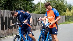 Juve, il giro in bici di Vlahovic e Motta in Germania