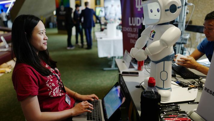 GENEVA, SWITZERLAND - JULY 06: General impression during the Opening Day Of AI For Good Summit on July 06, 2023 in Geneva, Switzerland. Some 3,000 global experts from big tech, education and international organisations will gather at a two-day summit in Geneva organised by the United Nations to discuss artificial intelligence in its potential for empowering humanity. (Photo by Johannes Simon/Getty Images) Alla scoperta del futuro: come la tecnologia trasforma le nostre vite - immagine 1
