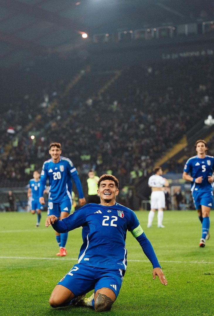 GALLERY Il Napoli celebra la clamorosa doppietta di Di Lorenzo: “Capitano azzurro!” - immagine 4