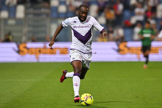 REGGIO NELL'EMILIA, ITALY - JUNE 02: Jonathan Ikone of ACF Fiorentina runs with the ball during the Serie A match between US Sassuolo and ACF Fiorentina at Mapei Stadium - Citta' del Tricolore on June 02, 2023 in Reggio nell'Emilia, Italy. (Photo by Alessandro Sabattini/Getty Images) Cecchi: “Nzola più utile di Dia, ma l’attaccante può arrivare a sorpresa”- immagine 2