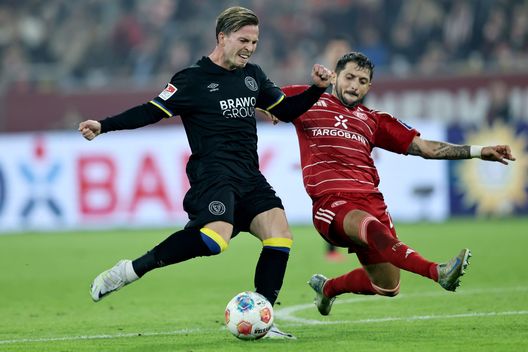 Matthias Zimmermann del Fortuna Düsseldorf (a destra) contrasta Lino Tempelmann dell’Eintracht Braunschweig (a sinistra) durante il match di 2. Bundesliga tra Fortuna Düsseldorf ed Eintracht Braunschweig alla Merkur Spiel-Arena il 17 ottobre 2025 a Düsseldorf, Germania. (Foto di Christof Koepsel/Getty Images) Streaming Hertha-Braunschweig: Diretta TV e live gratis- immagine 2
