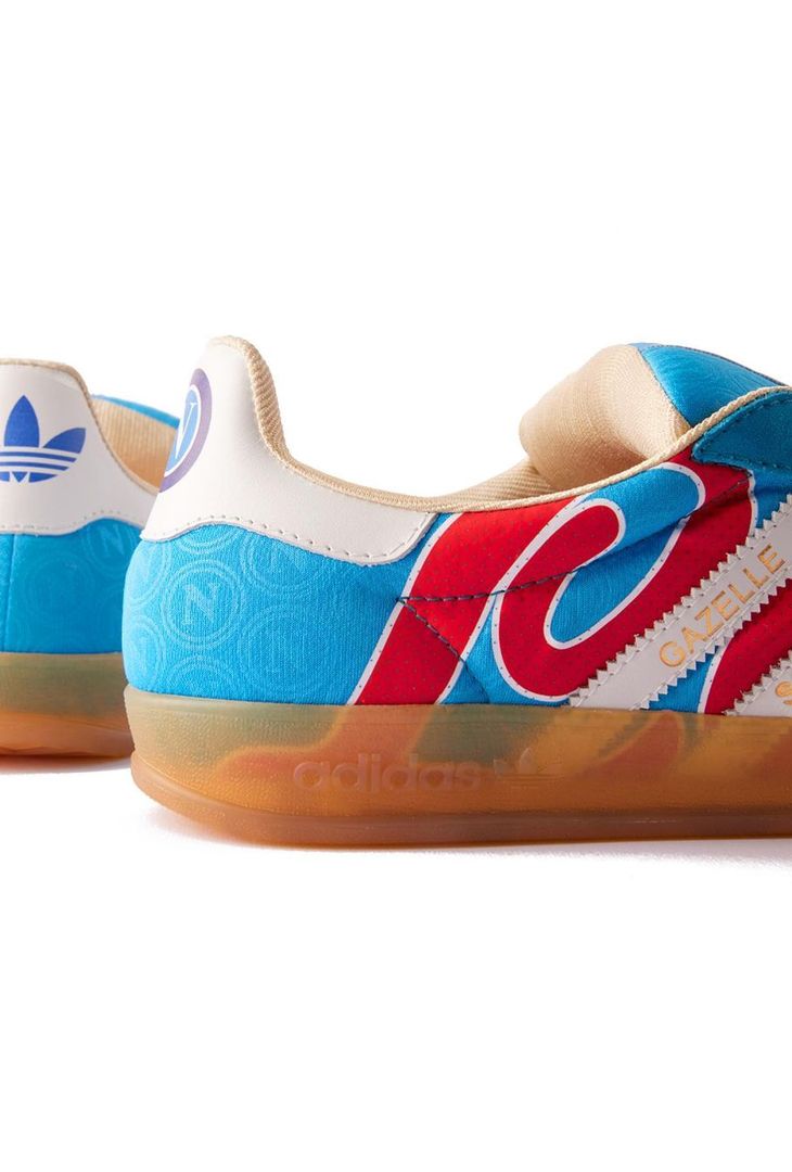 L'SSC Napoli ispira il nuovo progetto di customizzazione di Mattias Gollin di due classici come le adidas Gazelle e Samba. I due modelli sono trasformati in versione puffed/skate, utilizzando elementi simbolo della tradizione napoletana come il pizzo delle tovaglie e appunto la maglia azzurra del Napoli. Oltre ai dettagli oro, non potevano mancare anche elementi dedicati allo storico Scudetto della scorsa stagione. 