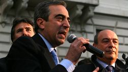 Roma-Lazio al Senato: Gasparri insegue Lotito con la sciarpa giallorossa (VIDEO)