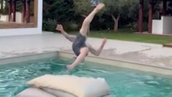 Milan, per Ibrahimovic rovesciata perfetta e super gol in piscina | VIDEO