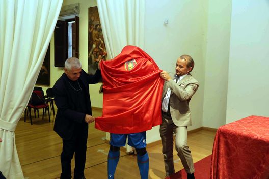 Ternana, ecco la terza maglia: dedicata al patrono di Terni, San Valentino…- immagine 3