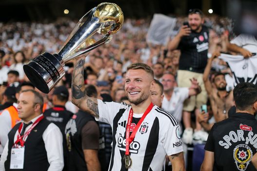 Istanbul, Turchia - 3 agosto 2024: Ciro Immobile col trofeo della Supercoppa turca. (Foto di Ahmad Mora/Getty Images) Besiktas-Shakhtar Donetsk: quale squadra ha vinto più titoli?- immagine 2