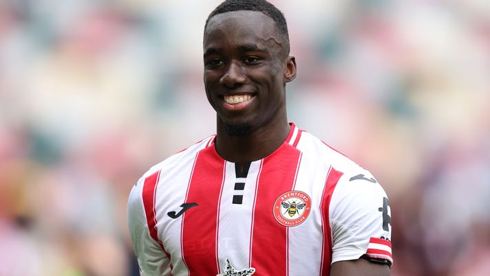BRENTFORD, ENGLAND - MAY 02: Michael Kayode of Brentford interacts with fans following the Premier League match between Brentford and West Ham United at Gtech Community Stadium on May 02, 2026 in Brentford, England. (Photo by Julian Finney/Getty Images) Kayode: “Brentford? Ho aspettato per anni un’opportunità del genere” - immagine 1