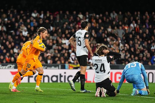 Luka Modric realizza il rigore del pareggio all'85'. Il Real poi vincerà 2-1 (Photo by Aitor Alcalde/Getty Images) Valencia, che risalita: dall’incubo retrocessione al sogno Europa- immagine 2