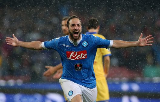 Gonzalo Higuain festeggia il 36esimo gol in Serie A (Photo by Maurizio Lagana/Getty Images) Cercasi bomber: in Serie A i centrocampisti e gli esterni stanno segnando più degli attaccanti- immagine 4
