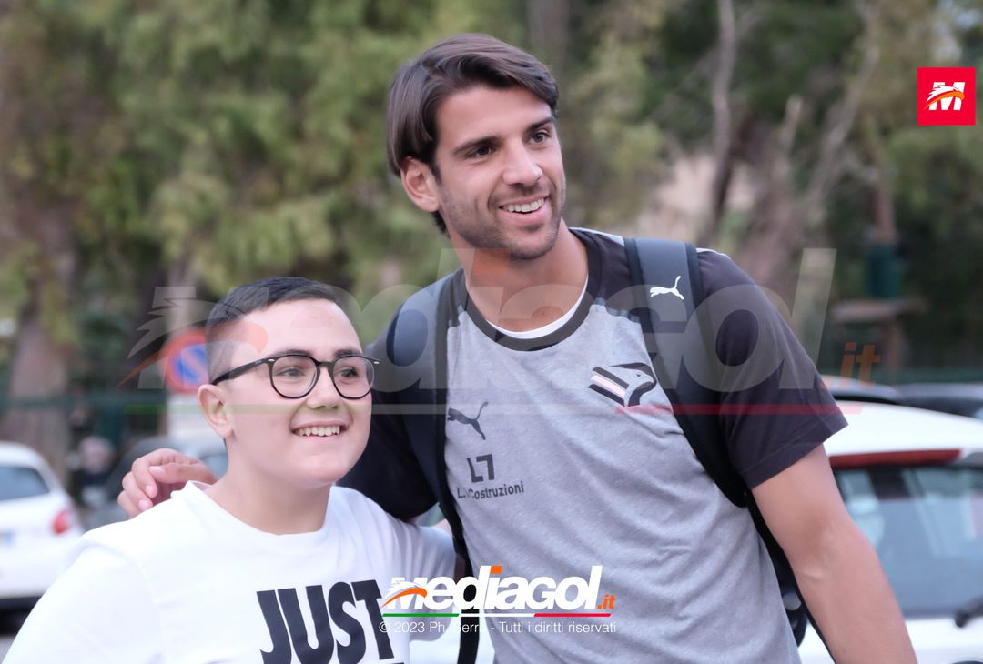 FOTO PALERMO: i giocatori rosanero scattano selfie con i tifosi (GALLERY) - immagine 32