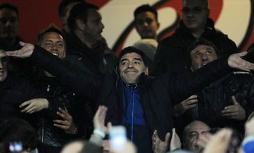 IL 5 LUGLIO 1984 MARADONA ARRIVÓ A NAPOLI, 29 ANNI DOPO CAVANI SE NE VA
