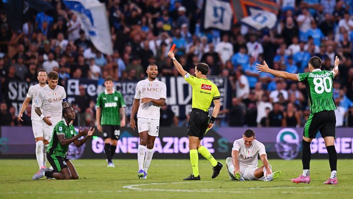 SASSUOLO, ITALY - AUGUST 23: Ismael Kone of Sassuolo is shown a red card by referee during the Serie A match between US Sassuolo Calcio and SSC Napoli at Mapei Stadium Citta del Tricolore on August 23, 2025 in Sassuolo, Italy. (Photo by Alessandro Sabattini/Getty Images) Cartellini rossi: Serie A e Serie B, che differenza ad inizio campionato - immagine 1