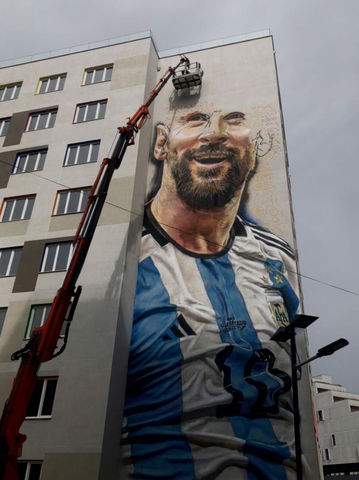 Tirana, il sorriso di Messi sul dormitorio per studenti di medicina: murale gigantesco!- immagine 2